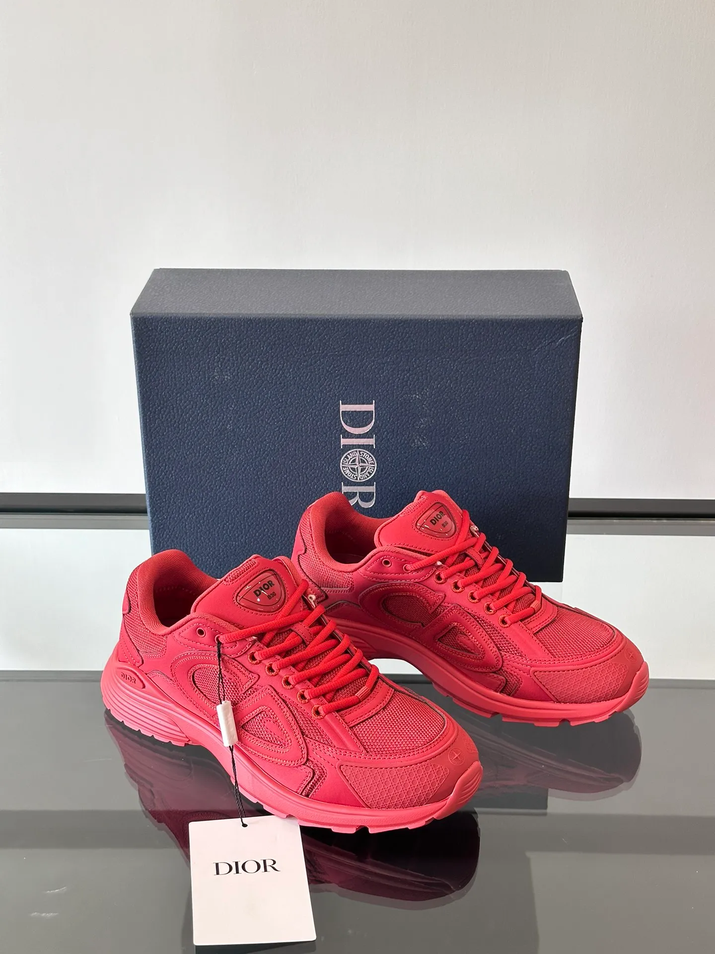 p400《Dio*》Dior B30 series sports shoes, multi-color mesh fabric and multi-color technical fabrics, this season's new B30 low-top sports shoes are one of the flagship styles of the series. Crafted from multicolor mesh and technical fabrics, it's finished with a reflective "CD30" graphic and silver-toned "DIOR B30" and "CD30" logos on the heel and tongue. An extra-light, sculpted rubber sole with signature accents adds style, while internal stretch details create ideal comfort. It can be matched with various casual styles to show a fashionable and modern sports style. Size: 38-44 (45-46 customized)